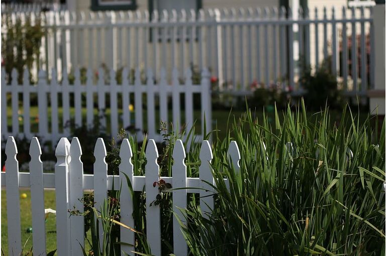 white-picket-fence-yard-outdoor-green